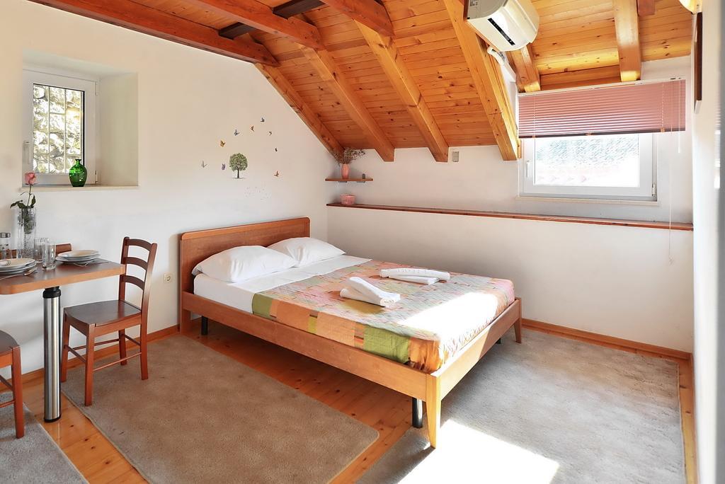 Apartments Mirabella Omis Room photo
